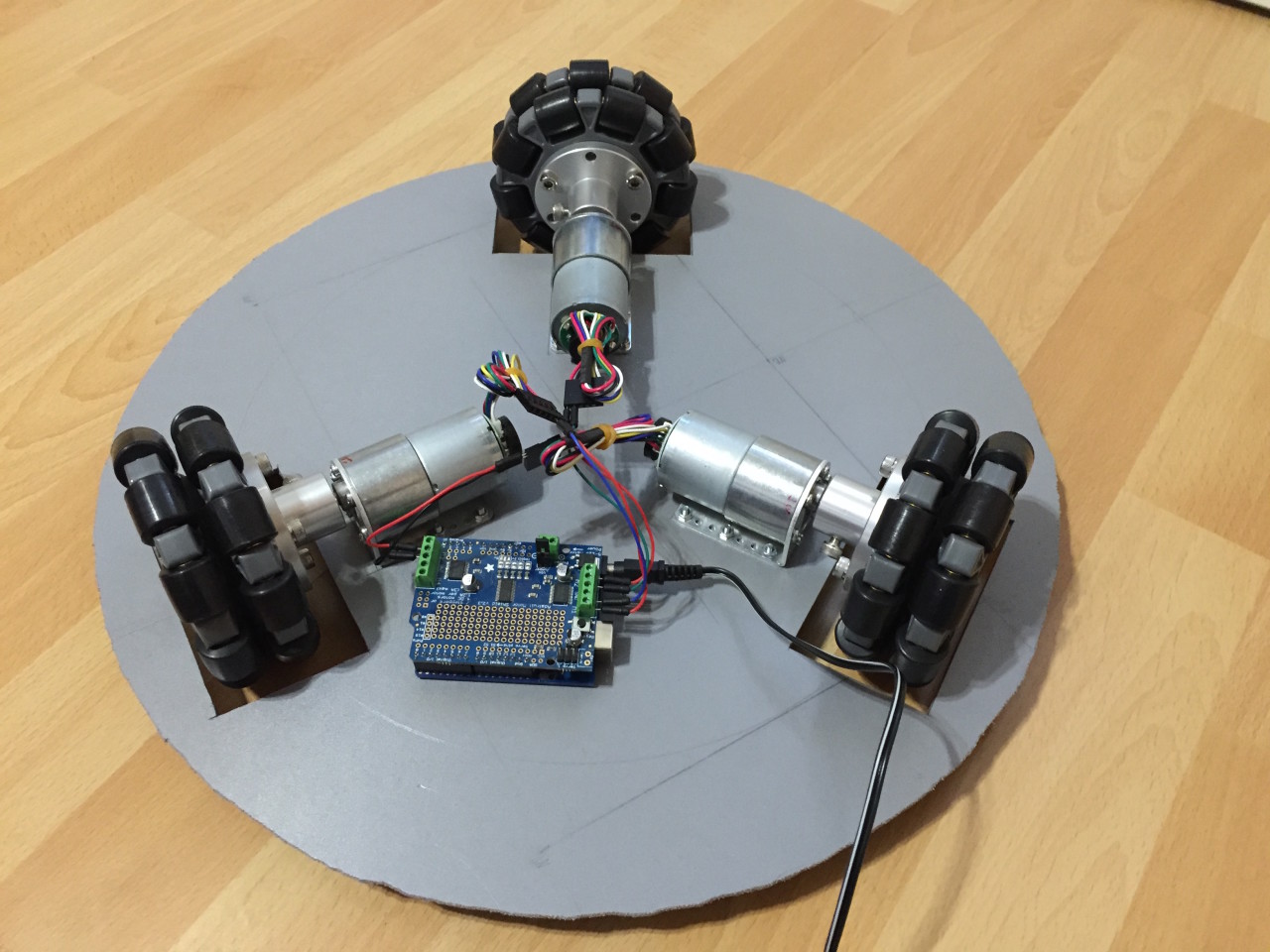Der Arduino und das Adafruit Motor Shield V2 montiert auf dem Roboterprototyp