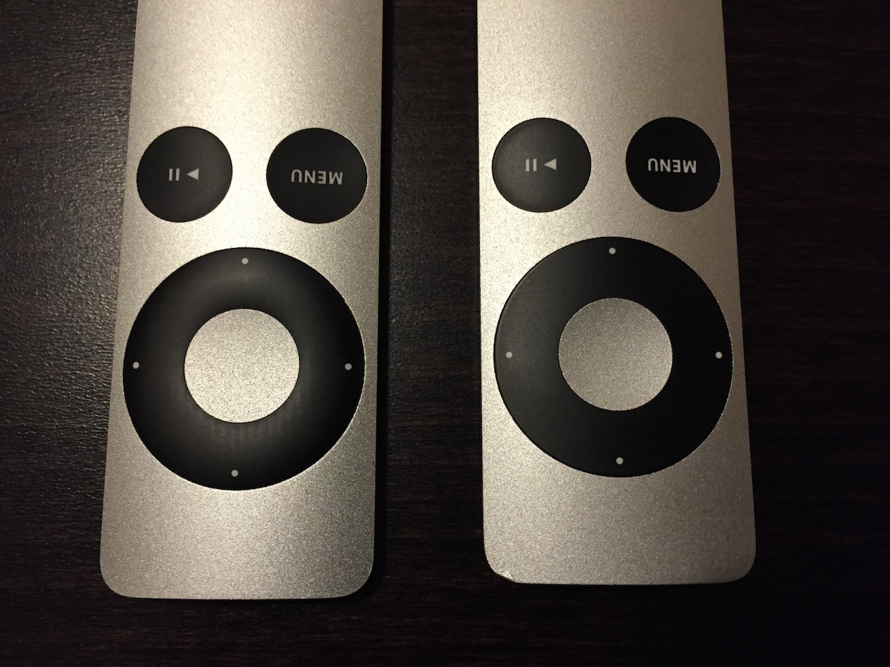 Die unterschiedlichen Apple Remote Fernbedienungen (links die neuere)