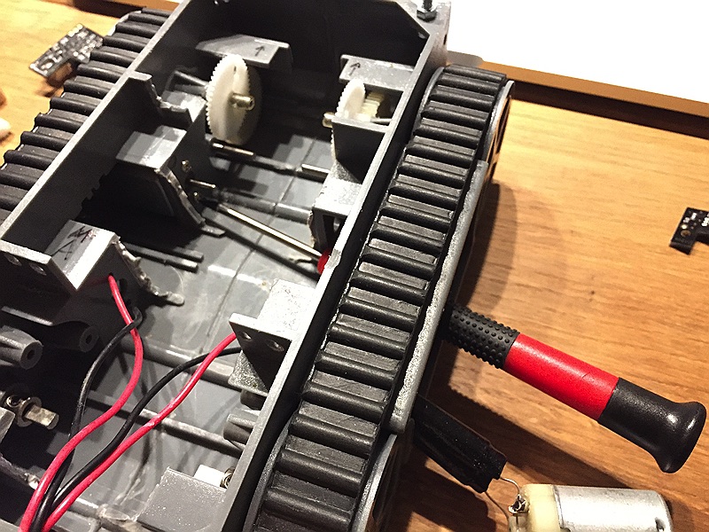 minibot - Motor demontieren, da hier die Platine verschraubt wird